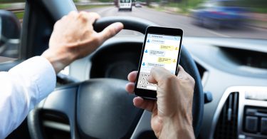 Come lo smartphone ci distrae alla guida