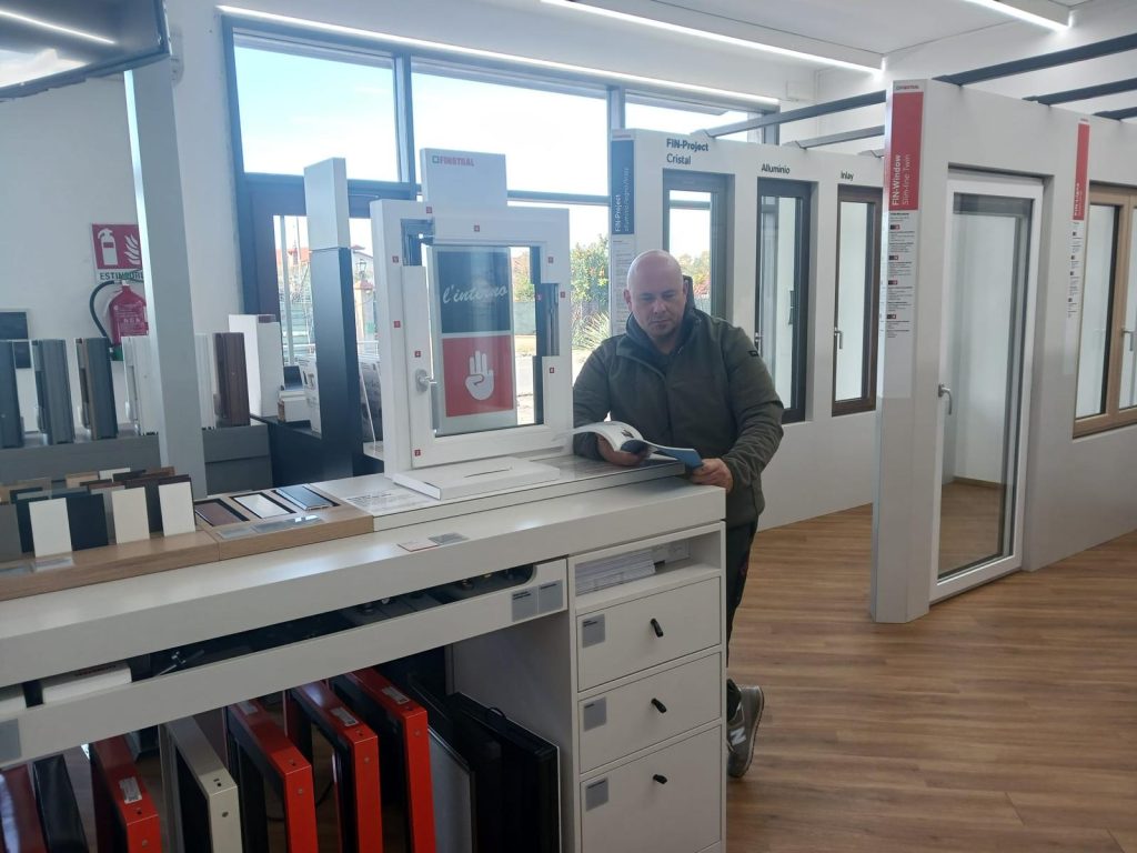 Fabio Chioni nello showroom di Area Infissi