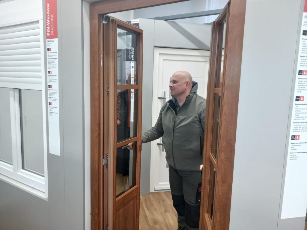 Fabio Chioni nello showroom di Area Infissi